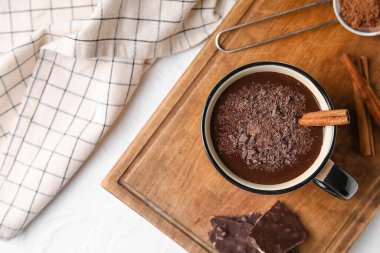 Beyaz arka planda bir fincan lezzetli sıcak çikolata.