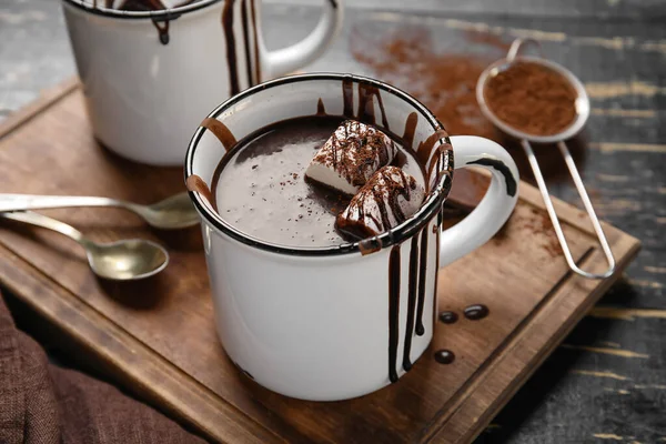 Tasse Leckere Heiße Schokolade Mit Marshmallow Auf Schwarzem Holzhintergrund — Stockfoto
