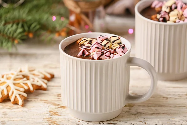 Tassen Mit Leckerer Heißer Schokolade Auf Dem Tisch — Stockfoto