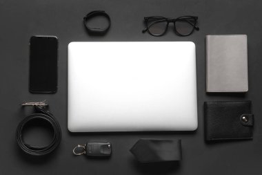 Koyu arkaplanda şık erkek aksesuarları ve laptop seti