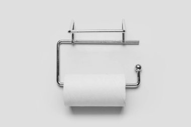 Beyaz arkaplanda boş tuvalet kağıdı tüpü olan tutucu