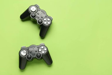 Yeşil arka planda modern joystickler