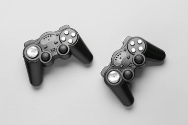 Gri arka planda modern joystickler