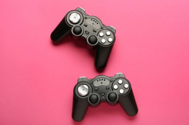 Renkli arka planda modern joystickler