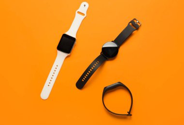 Turuncu arka planda farklı modern ukalalar