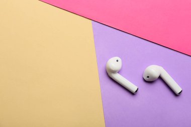 Renkli arka planda beyaz kulaklıklar