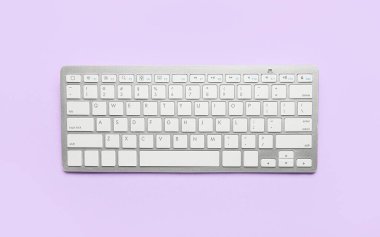 Renk arkaplanı üzerine modern bilgisayar klavyesi