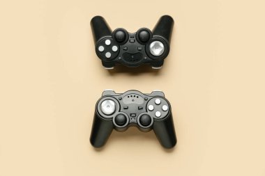 Bej arka planda modern joystickler