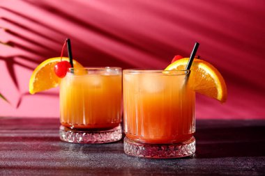 Renk arkaplanına karşı masada lezzetli tekila kokteyli.