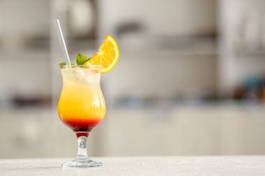 Masada bir bardak lezzetli tekila Sunrise kokteyli.