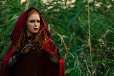 Yeşil ormandaki genç cadı