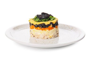 Beyaz arka planda kuru erikli lezzetli katmanlı salata.