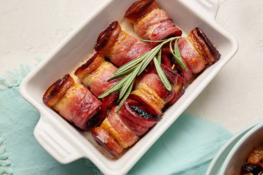 Kıtır pastırmalı lezzetli kuru erikli fırın ve arka planda biberiye dalı, yakın plan.