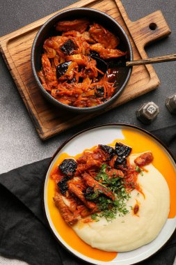 Lezzetli patates püresi, et suyu ve siyah arka planda kuru erikli et güveci.