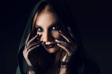 Karanlık arka planda genç cadı