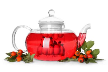 Çay demliği lezzetli gül kalçası içeceği ve beyaz arka planda böğürtlen.