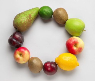 Beyaz arka planda meyvelerden yapılmış çerçeve. Vegan Günü