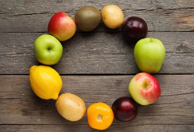 Ahşap arka planda taze meyve ve sebzelerden yapılmış çerçeve. Vegan Günü