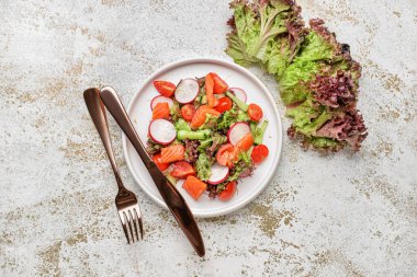 Somon ve sebzeli leziz salata.