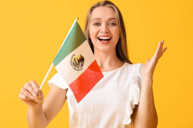 Renkli arka planda Meksika bayrağı olan mutlu genç bir kadın.