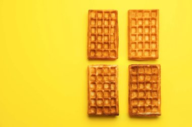 Sarı arka planda lezzetli Belçika waffle 'ları