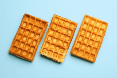 Mavi arka planda lezzetli Belçika waffle 'ları