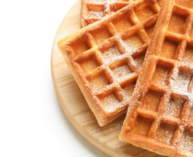 Beyaz arkaplanda leziz Belçika waffle 'ları olan tahta, yakın plan