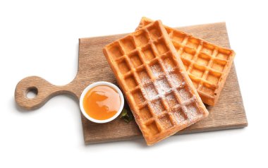 Lezzetli Belçika waffle 'ı ve beyaz arka planda bal olan tahta