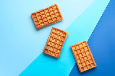 Renkli arkaplanda lezzetli Belçika waffle 'ları