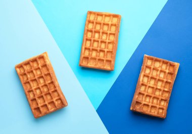 Renkli arkaplanda lezzetli Belçika waffle 'ları