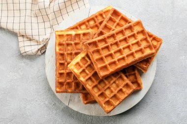 Açık arkaplanda lezzetli Belçika waffle 'ları olan tahta