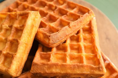 Lezzetli Belçika waffle 'ları masada, yakın plan.