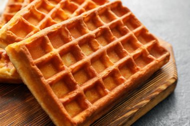 Lezzetli Belçika waffle 'ları masada, yakın plan.