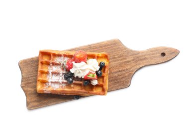 Beyaz arka planda böğürtlenli lezzetli Belçika Waffle tahtası.