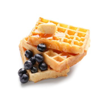 Beyaz arka planda yaban mersinli Belçika Waffle 'ları