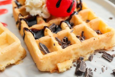 Meyveli ve çikolatalı Belçika Waffle 'ları, yakın plan.