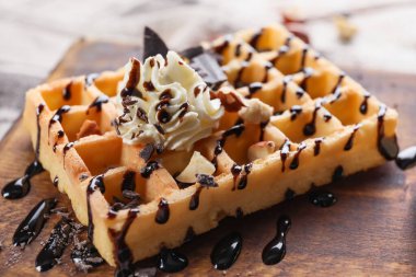 Masada kremalı ve soslu Belçika Waffle 'ı, yakın plan.
