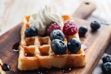 Böğürtlenli Belçika Waffle 'ı, yakın plan.