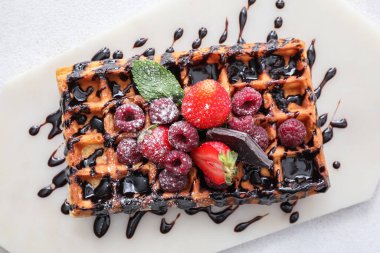 Beyaz arkaplanlı lezzetli Belçika Waffle tabağı.