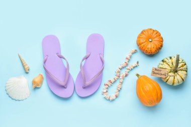 Deniz kabukları, kolye, parmak arası terlik, balkabağı ve kağıt kart. Renk arkaplan üzerinde Mutlu Şükran Günü.