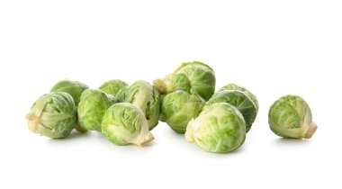 Beyaz arkaplanda taze Brüksel lahanası