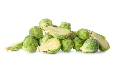 Beyaz arka planda taze taze Brüksel lahanaları