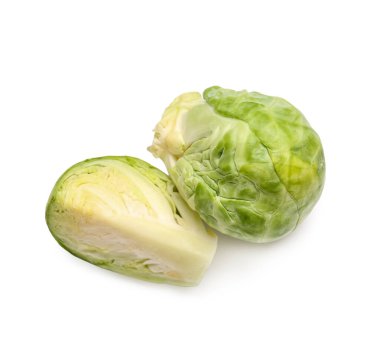 Beyaz arkaplanda olgun Brüksel lahanasını kes