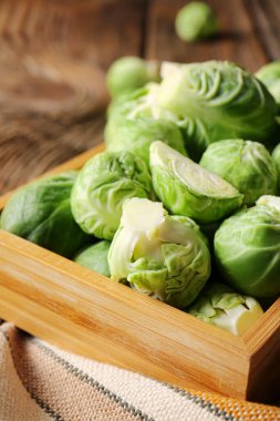 Sofrada çiğ Brüksel lahanası olan ahşap kutu, yakın plan.
