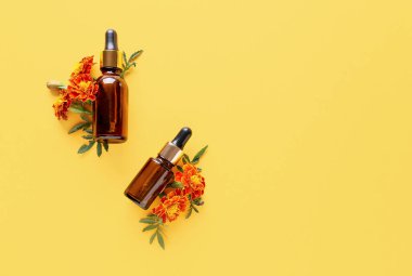 Gerekli yağ şişeleri ve güzel kadife çiçekleri.