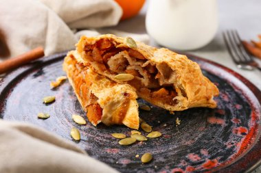 Tabakta lezzetli balkabaklı turta var, yakın plan.