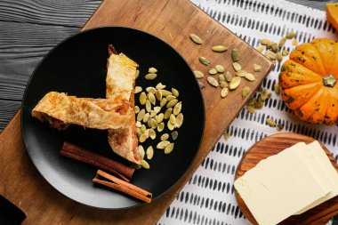 Ahşap zeminde lezzetli balkabaklı börek tabağı.