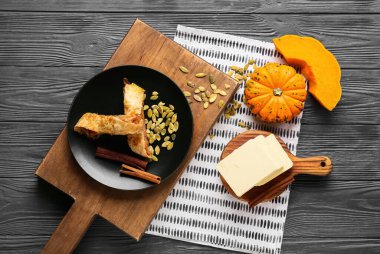 Ahşap zemin üzerinde lezzetli balkabaklı turta parçaları olan kompozisyon