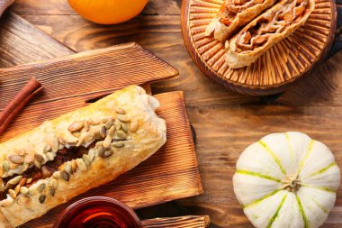 Lezzetli balkabaklı turta ve ahşap arka planda bir fincan çay.