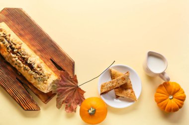 Lezzetli balkabaklı turta ve renkli sütle kompozisyon